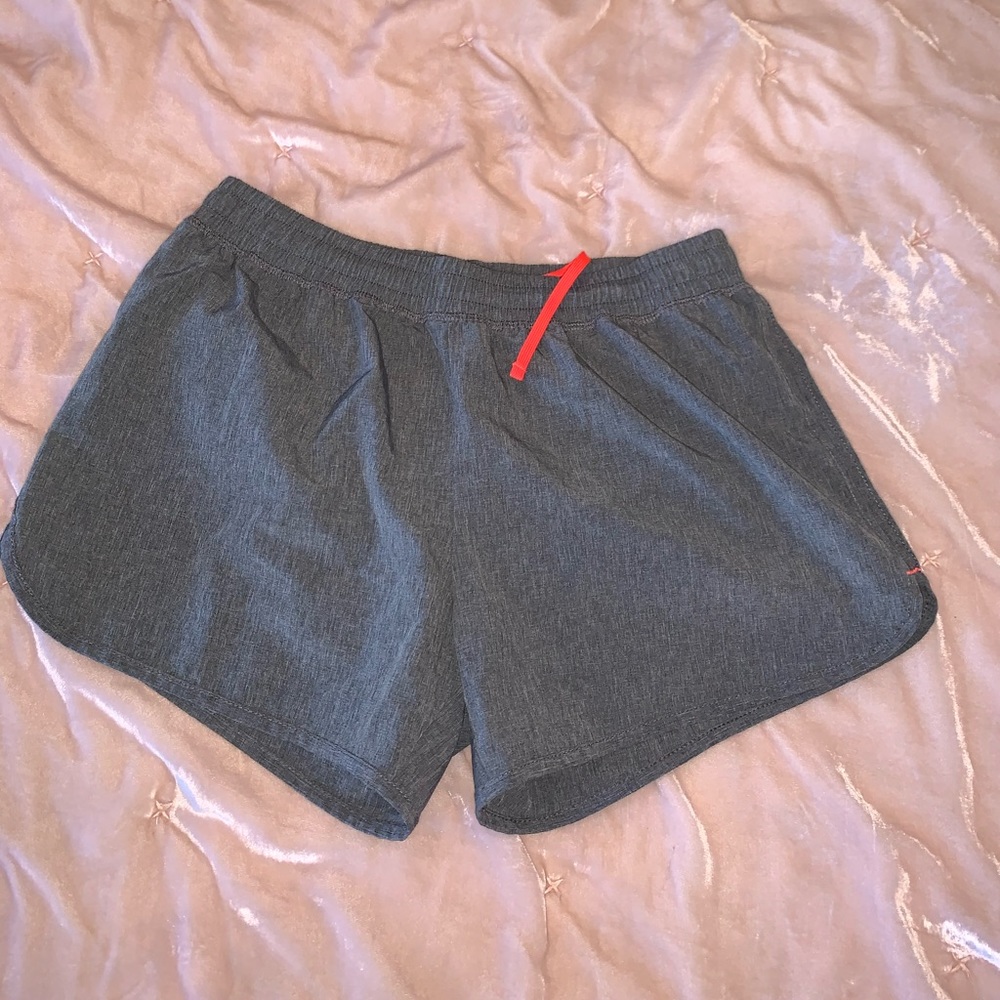 Sporty short pants!